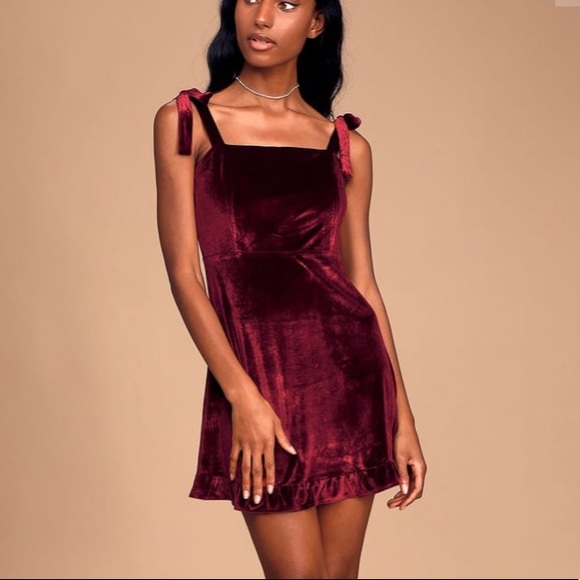Lulus Dresses & Skirts - NWT Lulu’s Velvet Dress